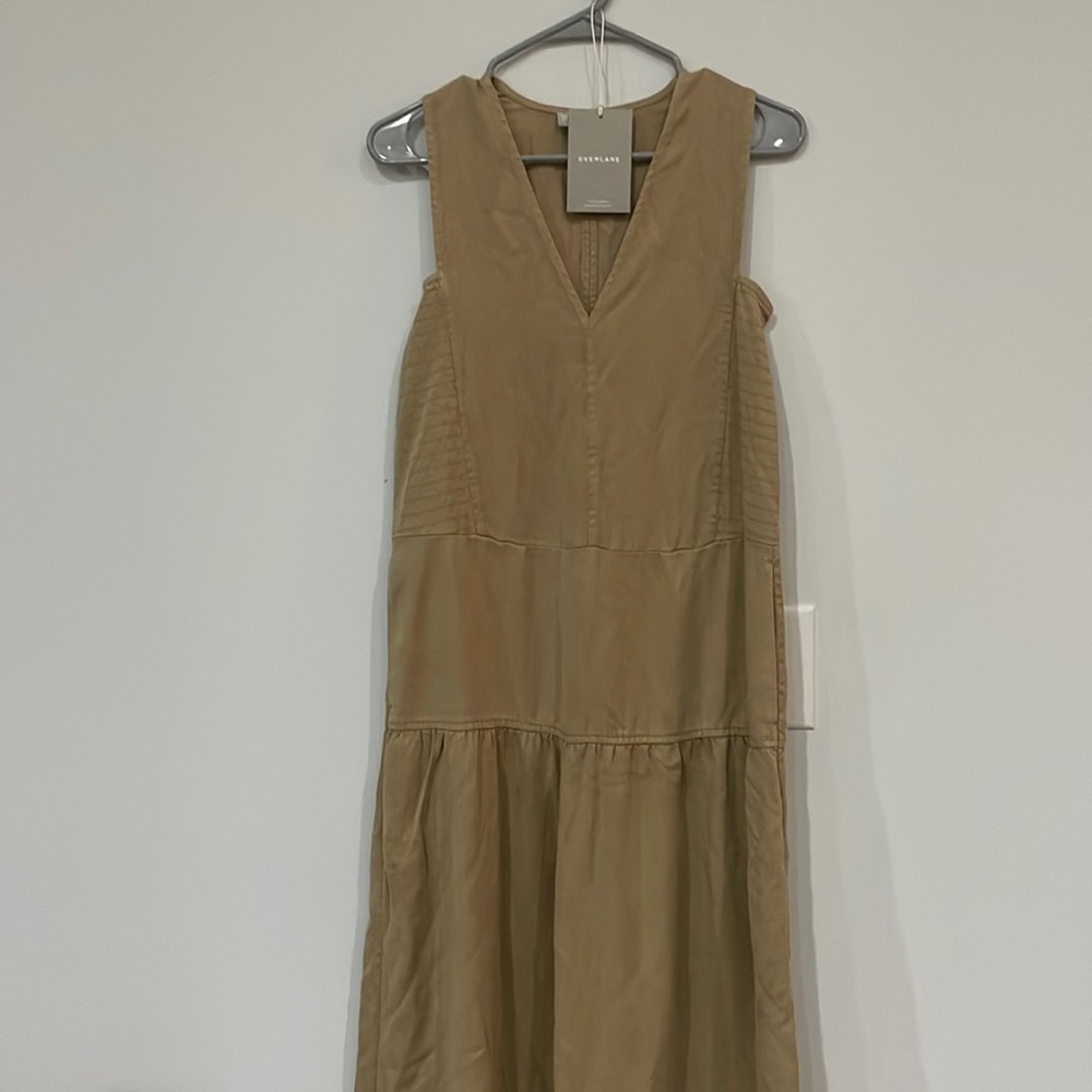 Everlane Tencel V-Neck Tiered Dress. Tan / camel color. XS. Heavyweight. Vest
